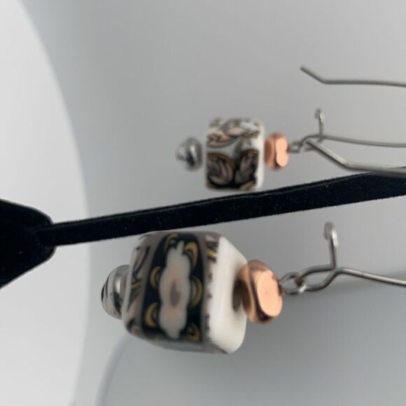 Elegant Vintage, painted Porcelain cube dangle earrings, Silver tone, Unmarked - Picture 4 of 4